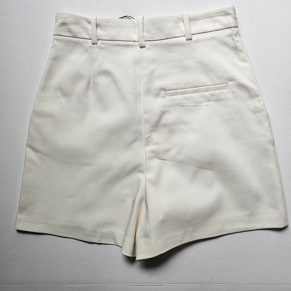 NWT ♥︎ ZARA ♥︎ Highrise Off-White Shorts with Gold Buttons - Picture 4 of 8